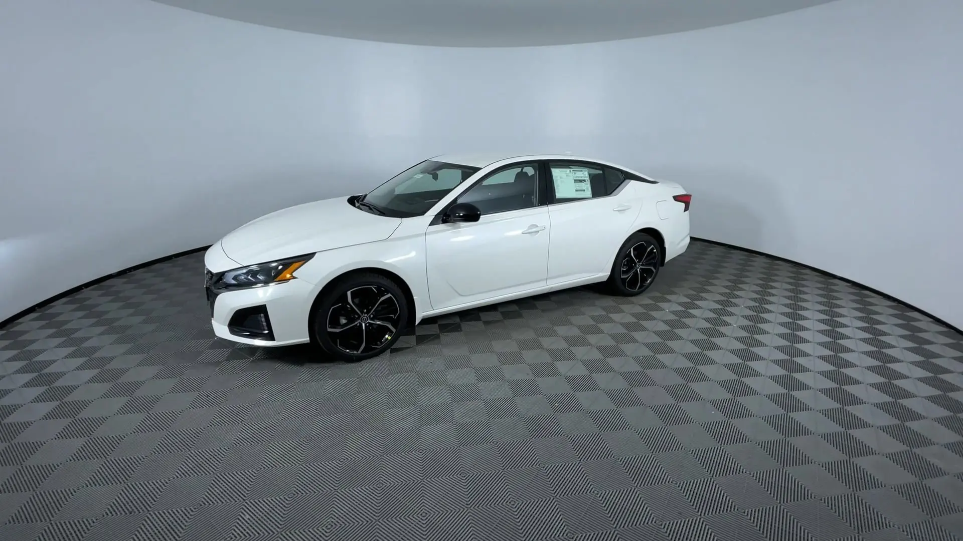 2025 Nissan Altima SR photo 3