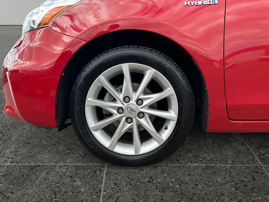 2014 Toyota Prius V Five photo 9
