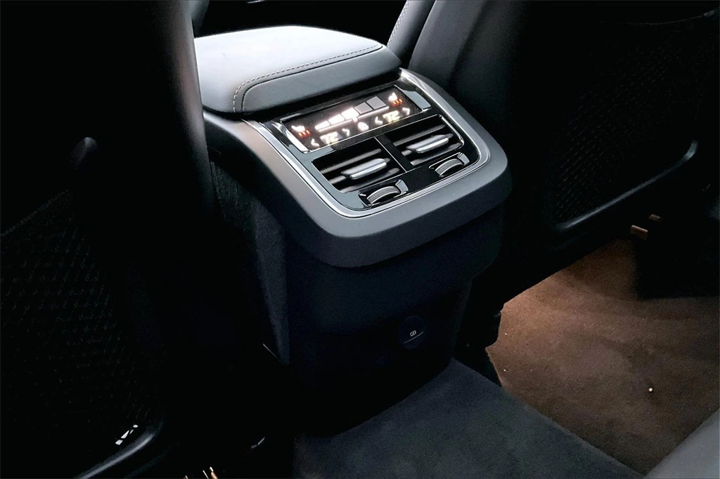 2025 Volvo - image 10