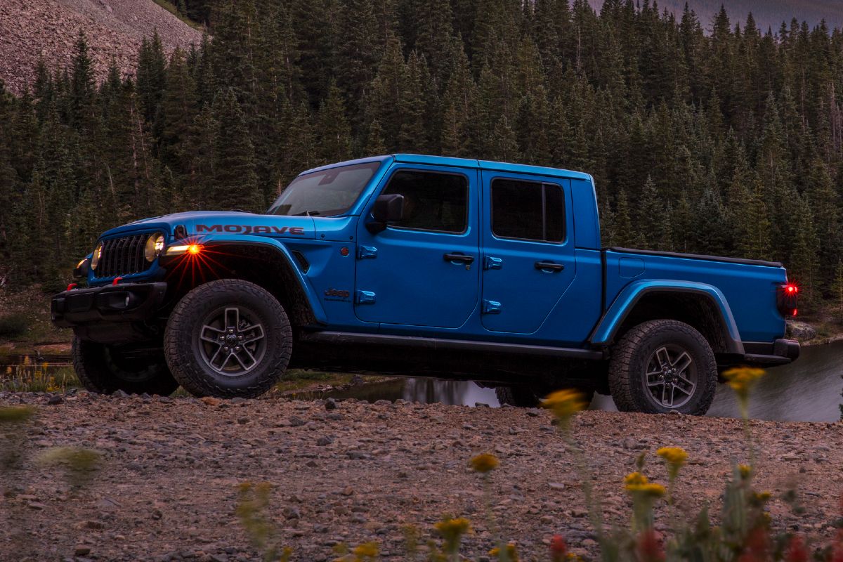 2025 Jeep Gladiator Exterior Driver Side Front Profile