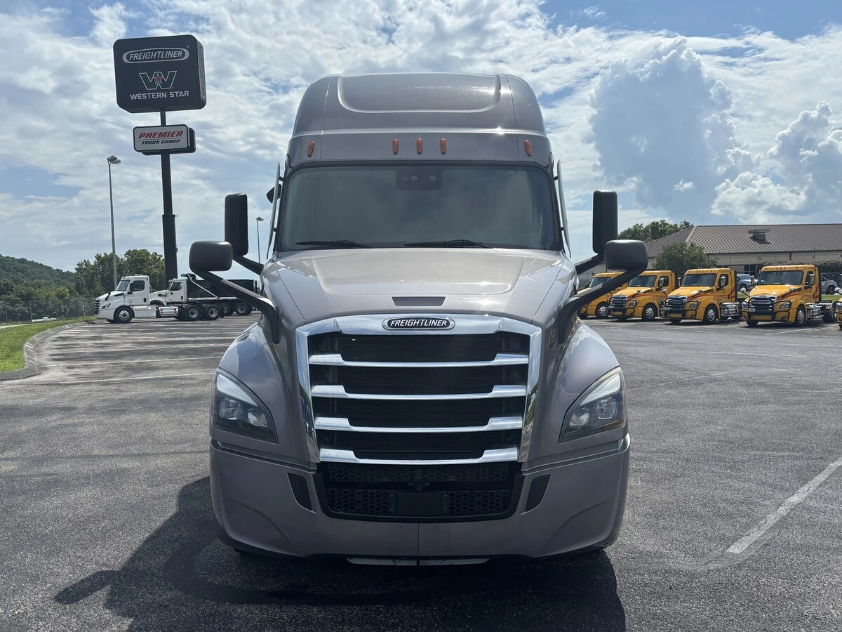 2022 Freightliner Cascadia — photo 2