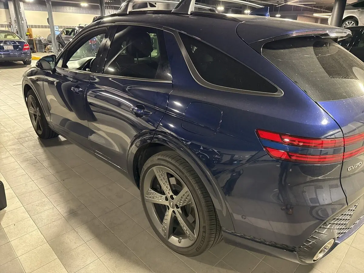 2023 Genesis GV70 2.5T Sport Prestige photo 3