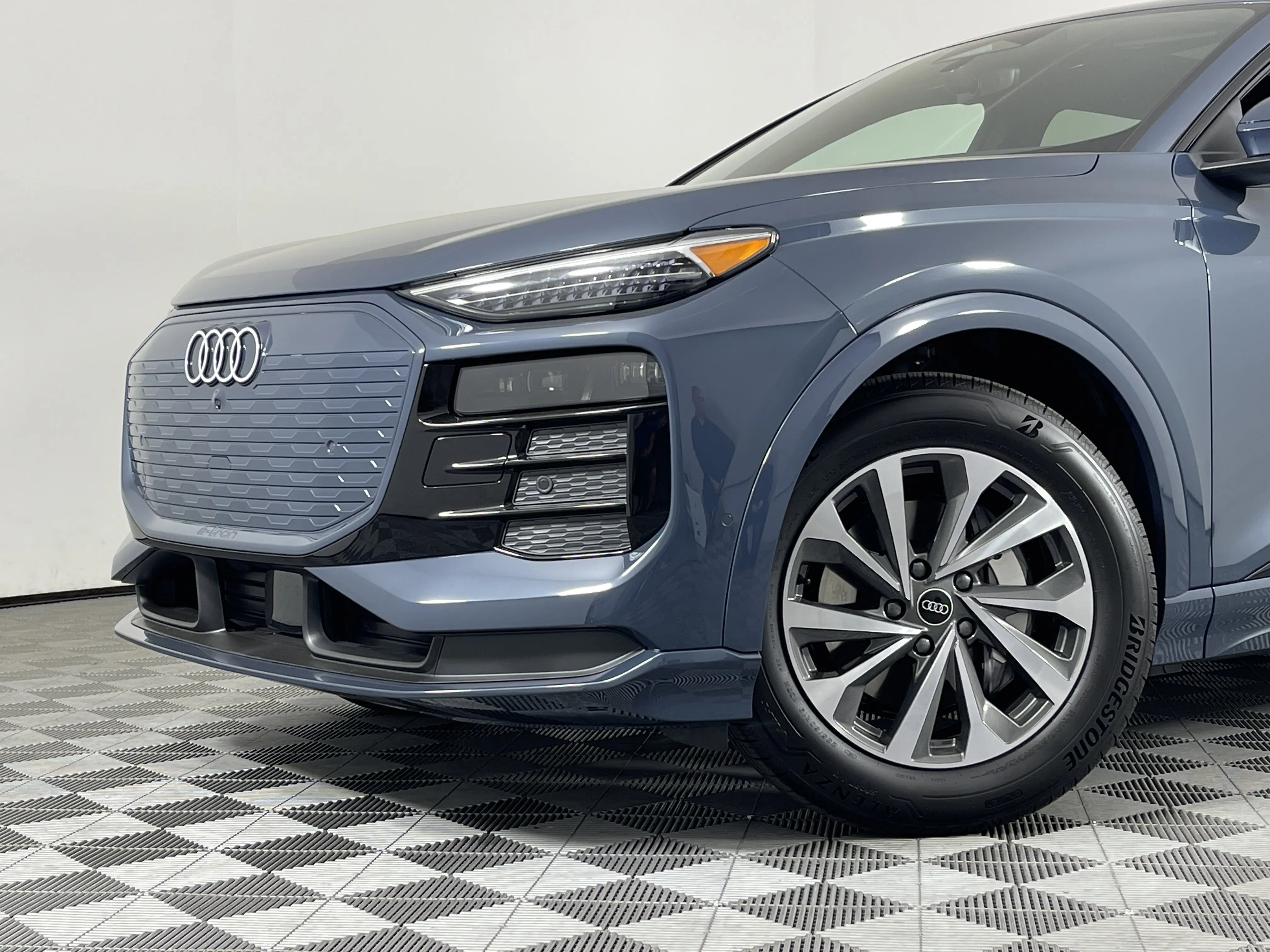 2025 Audi Q6 E-tron Prestige photo 5