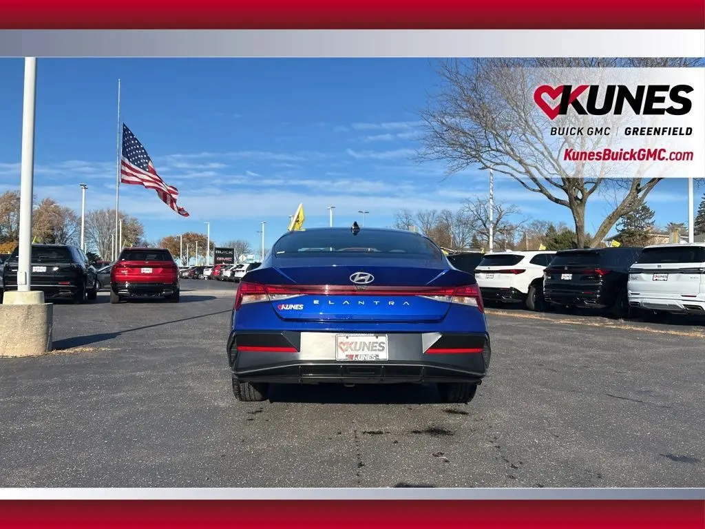 2025 Hyundai Elantra SEL Convenience photo 4