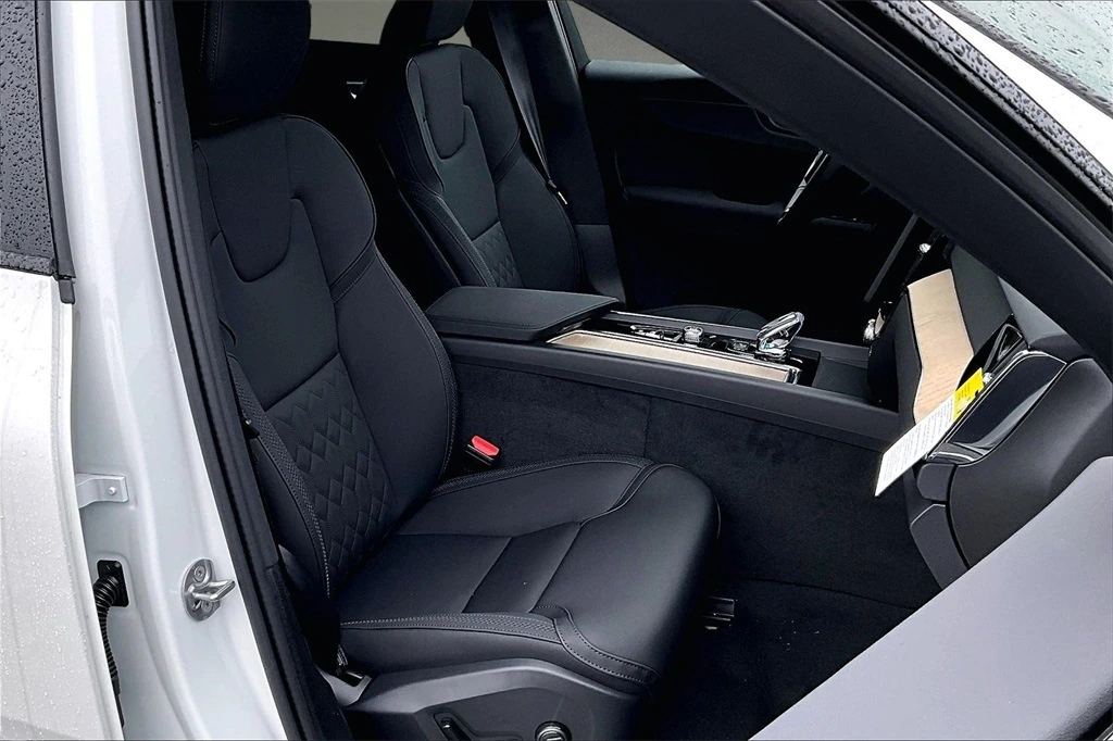 2026 Volvo - image 11