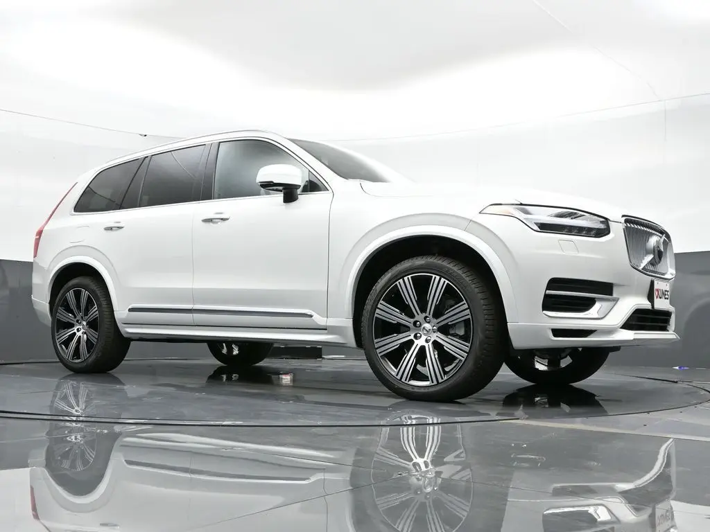 2025 Volvo - image 43