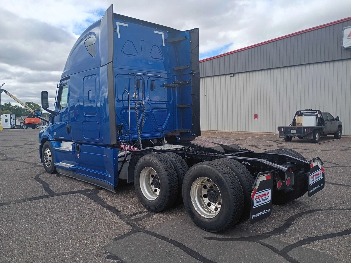 2022 Freightliner Cascadia — photo 7