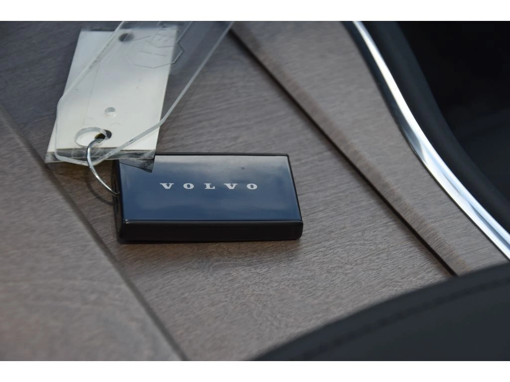 2025 Volvo - image 38