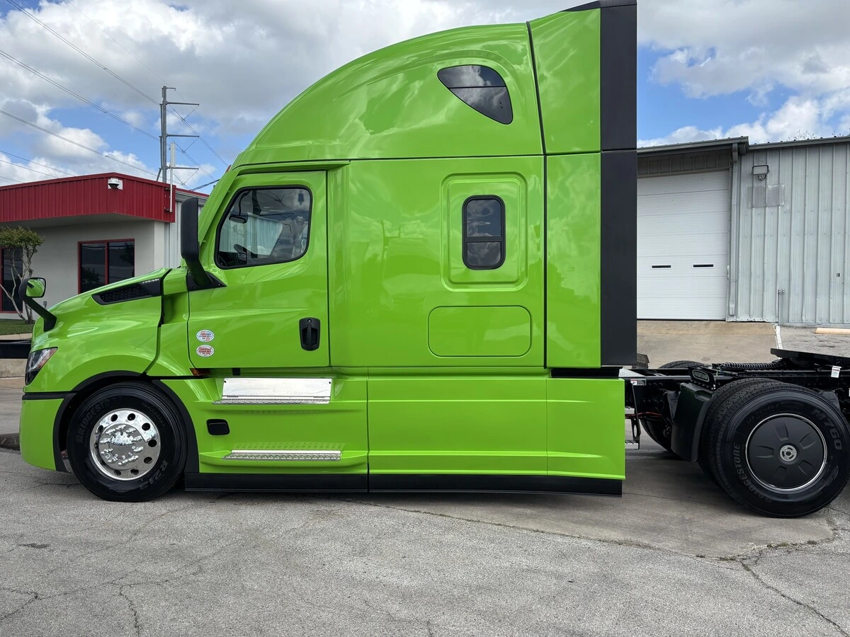 2027 Freightliner - image 8