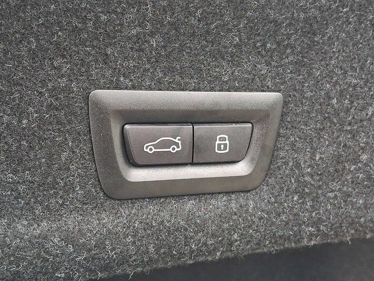 2025 BMW 3 Series 330i - Photo 27