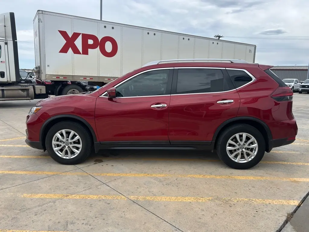 2018 Nissan Rogue SV photo 4
