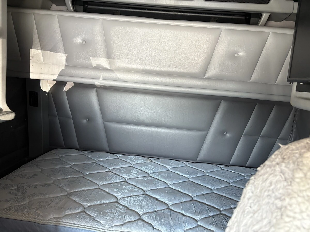 2018 Peterbilt 389 - image 14