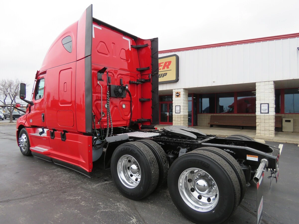 2022 Freightliner Cascadia - image 3