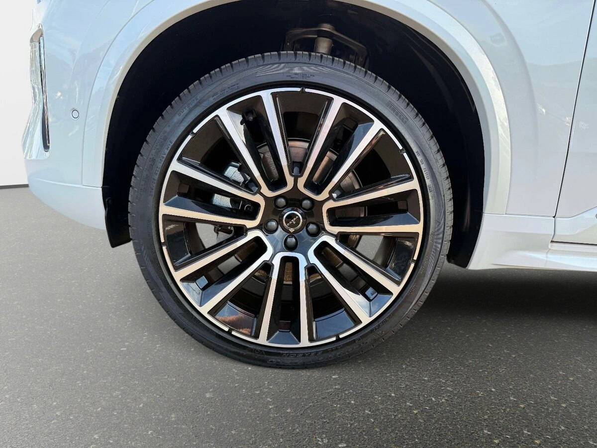 2026 Volvo - image 10