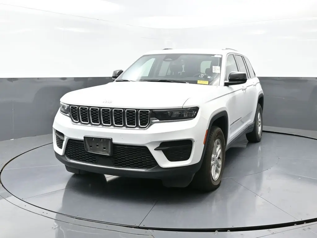 2023 Jeep Grand Cherokee Laredo photo 4