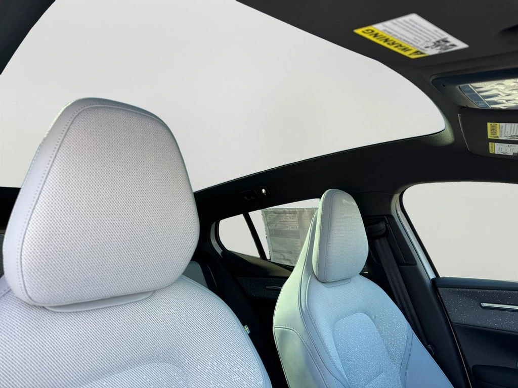 2025 Volvo - image 5