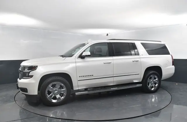 2018 Chevrolet Suburban LT photo 4