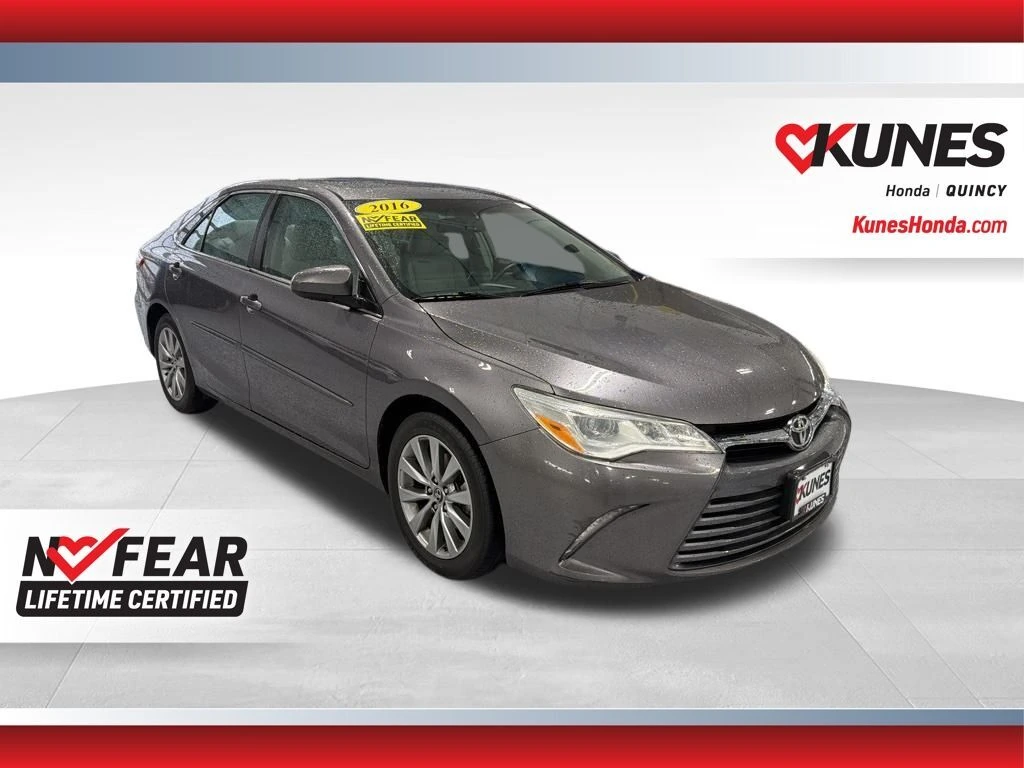 2016 Toyota Camry XLE's photo