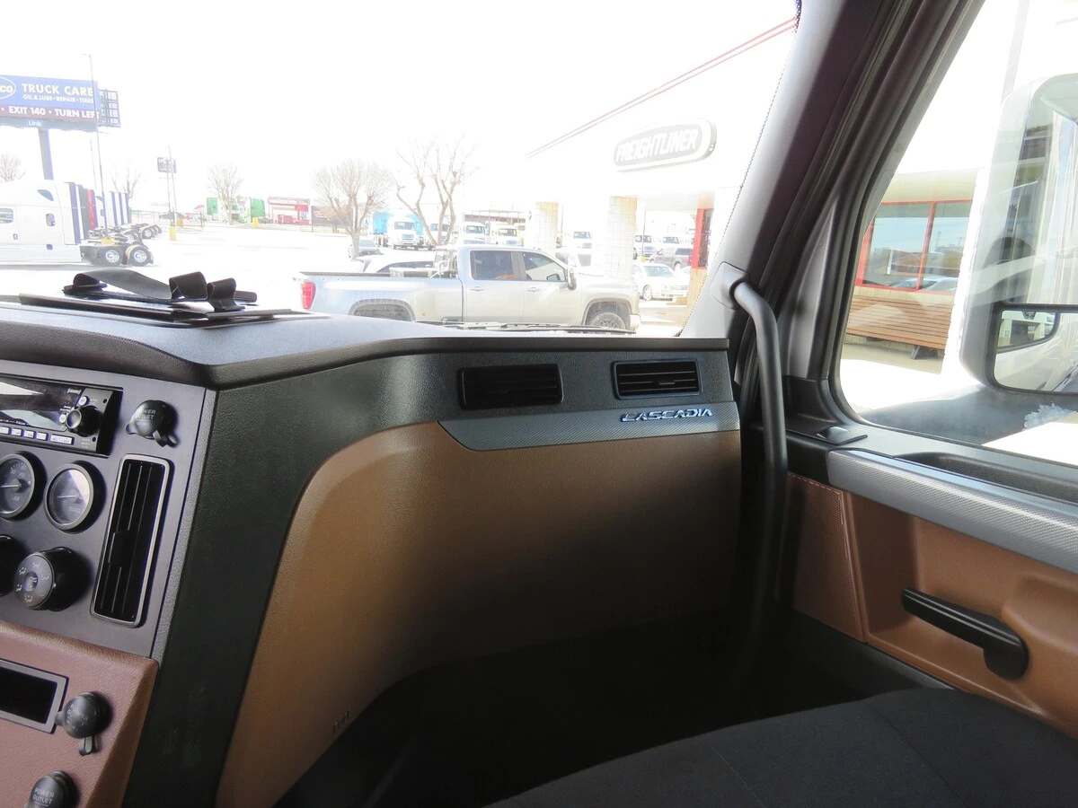 2022 Freightliner Cascadia - image 21