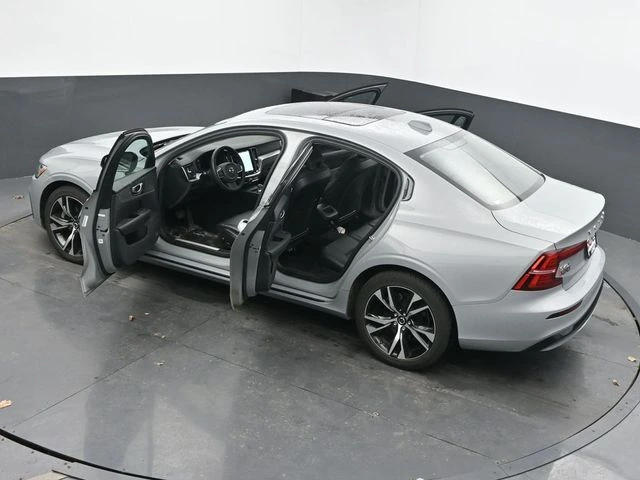 2025 Volvo - image 61