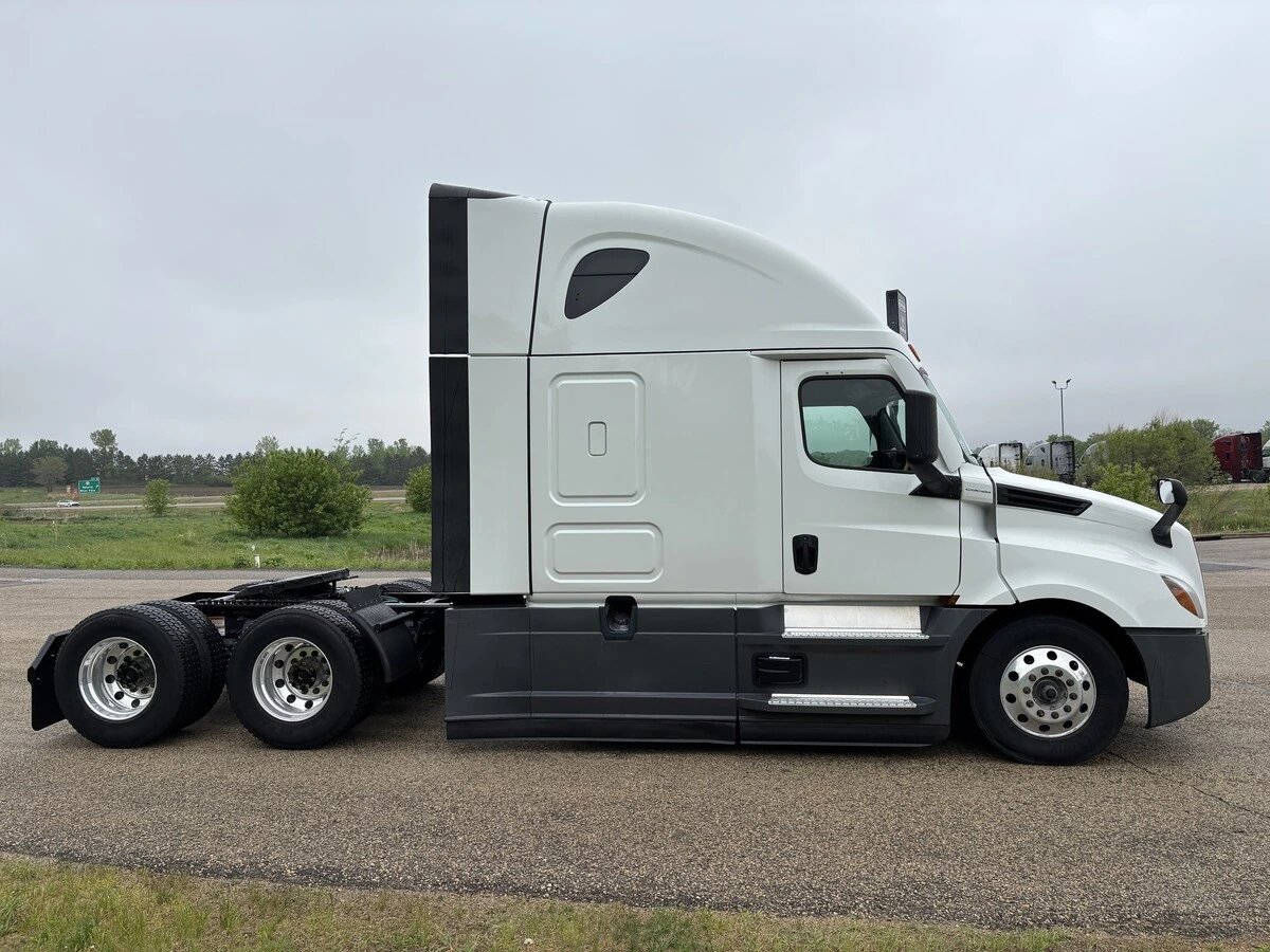 2025 Freightliner Cascadia — photo 4