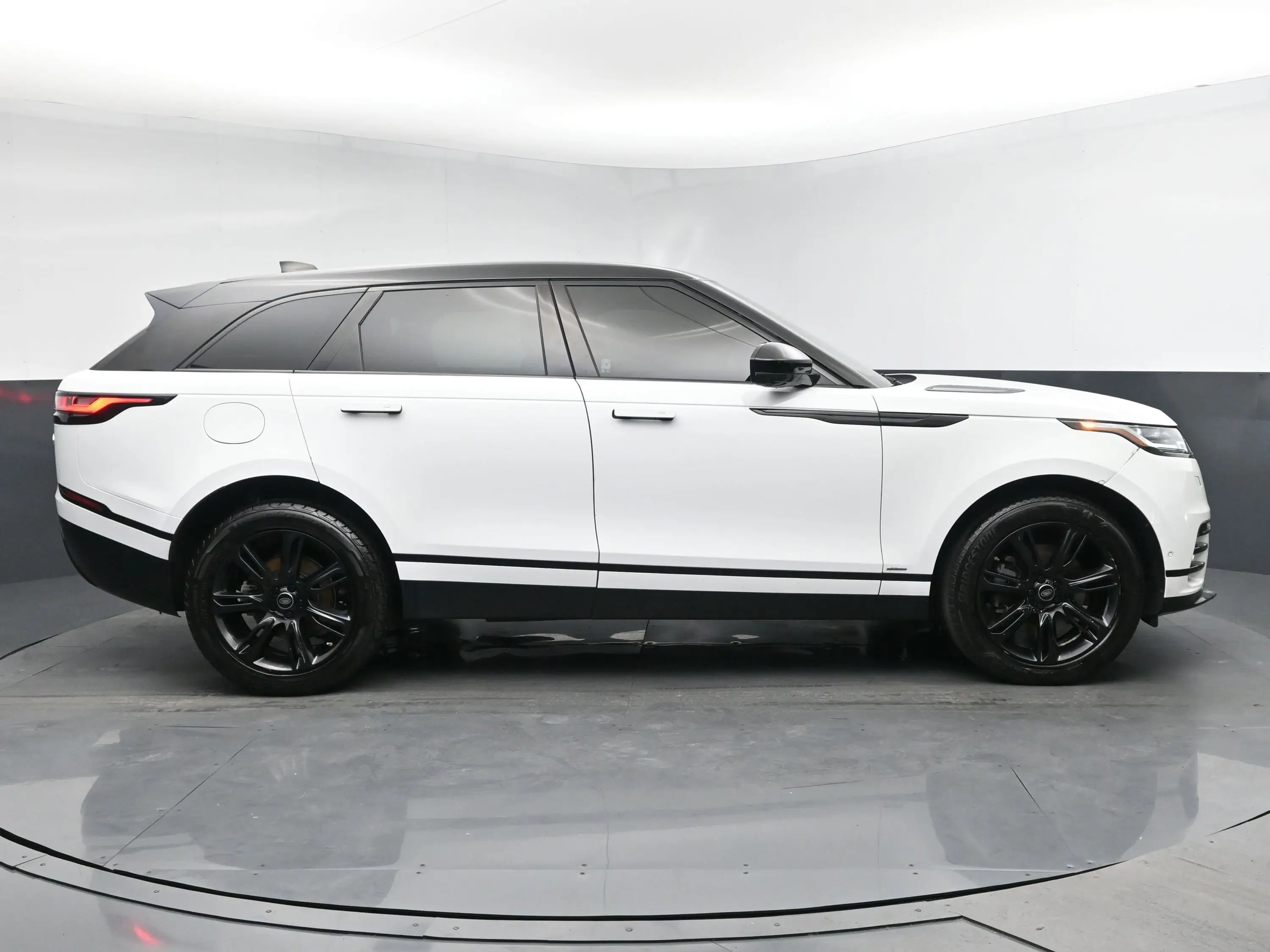 2021 Land Rover Range Rover Velar photo 2