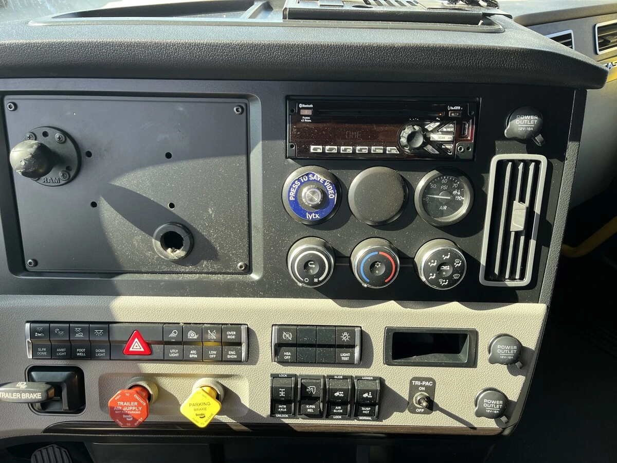 2021 Freightliner Cascadia - image 8