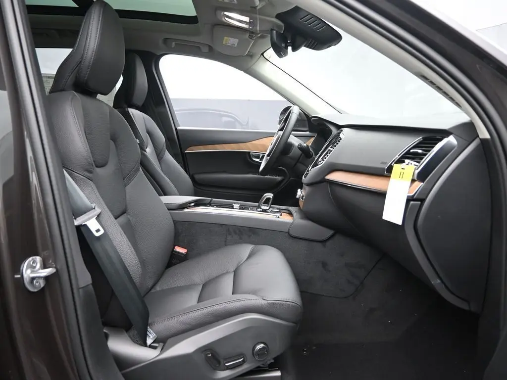 2025 Volvo - image 29