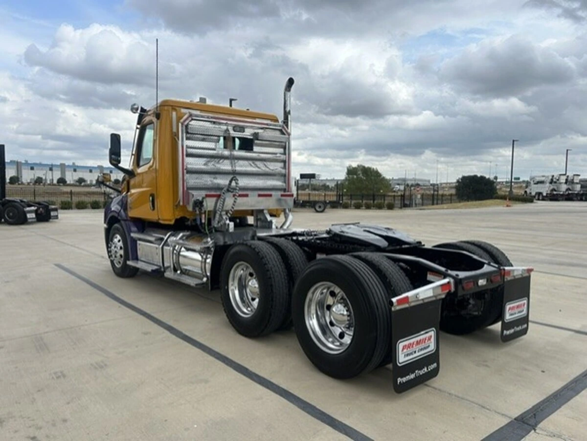 2025 Freightliner Cascadia — photo 3