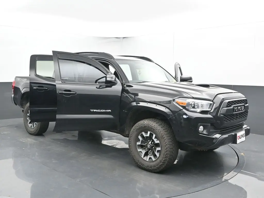 2017 Toyota Tacoma SR photo 3