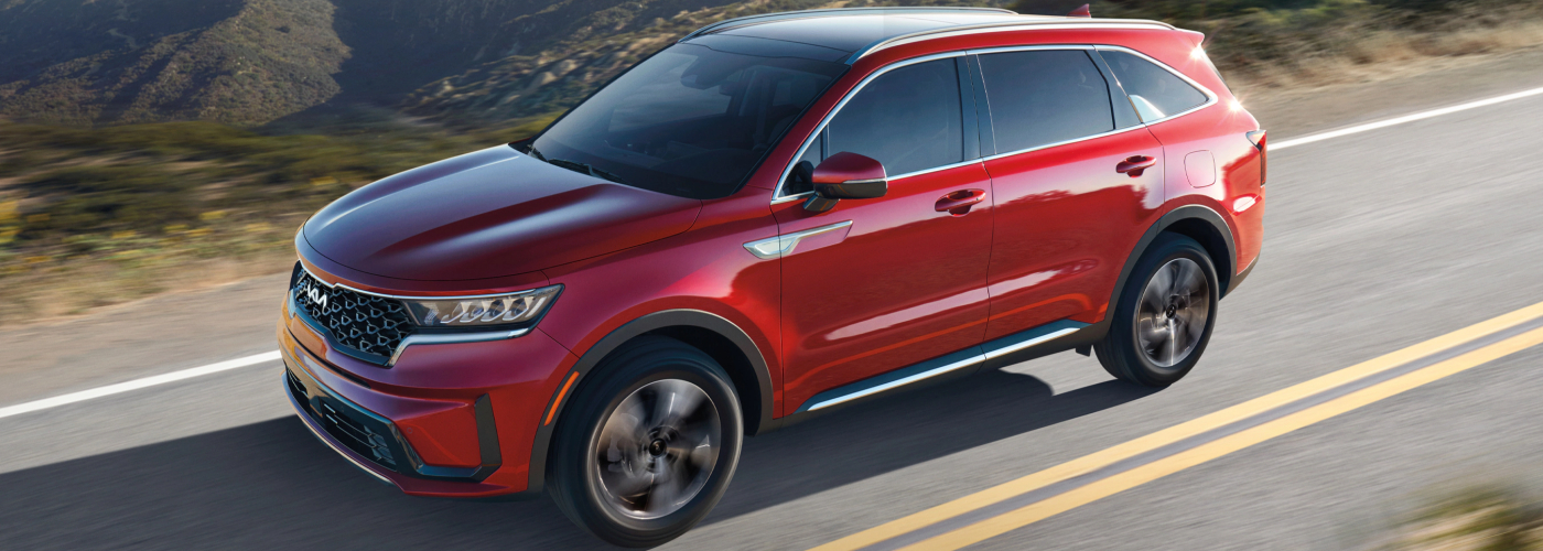 Kia Sorento Hybrid driving in the mountains