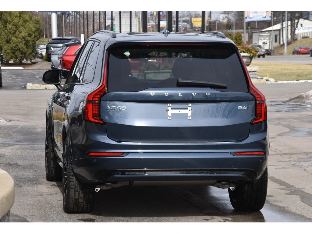 2026 Volvo - image 5