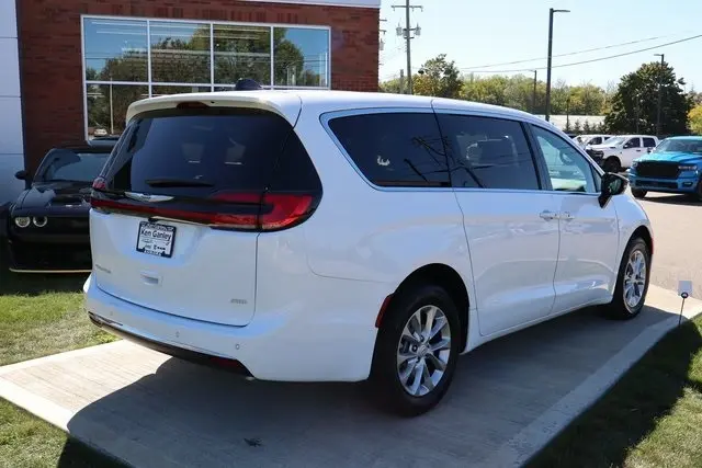 2026 Chrysler Pacifica photo 35