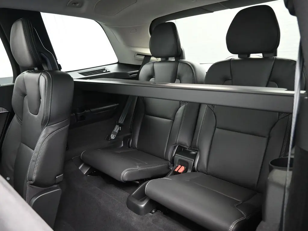 2025 Volvo - image 27