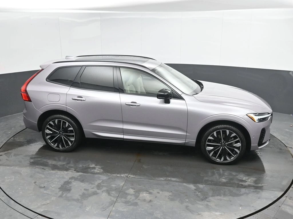 2026 Volvo - image 31