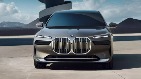BMW i7 front angle