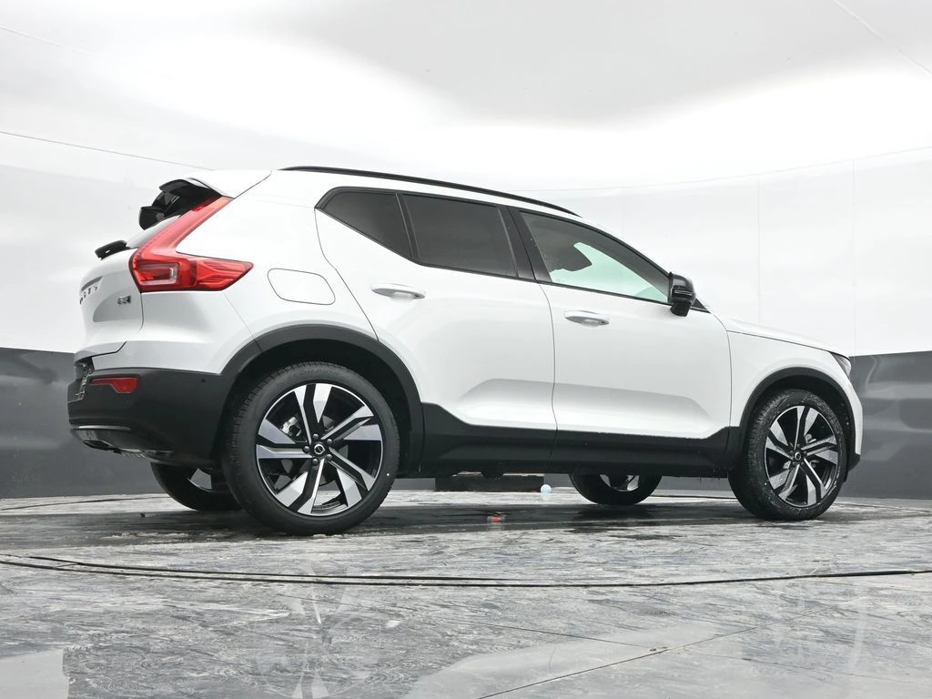 2026 Volvo - image 38