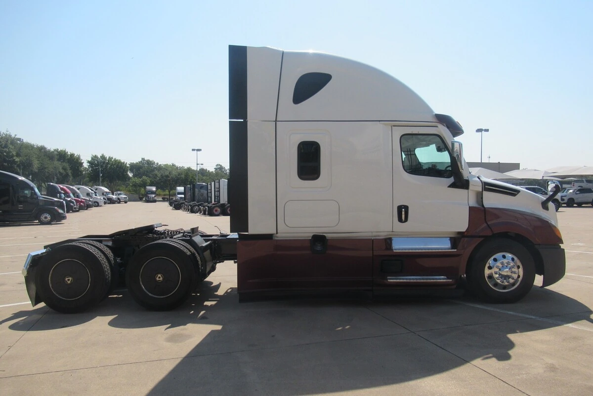 2023 Freightliner Cascadia — photo 5