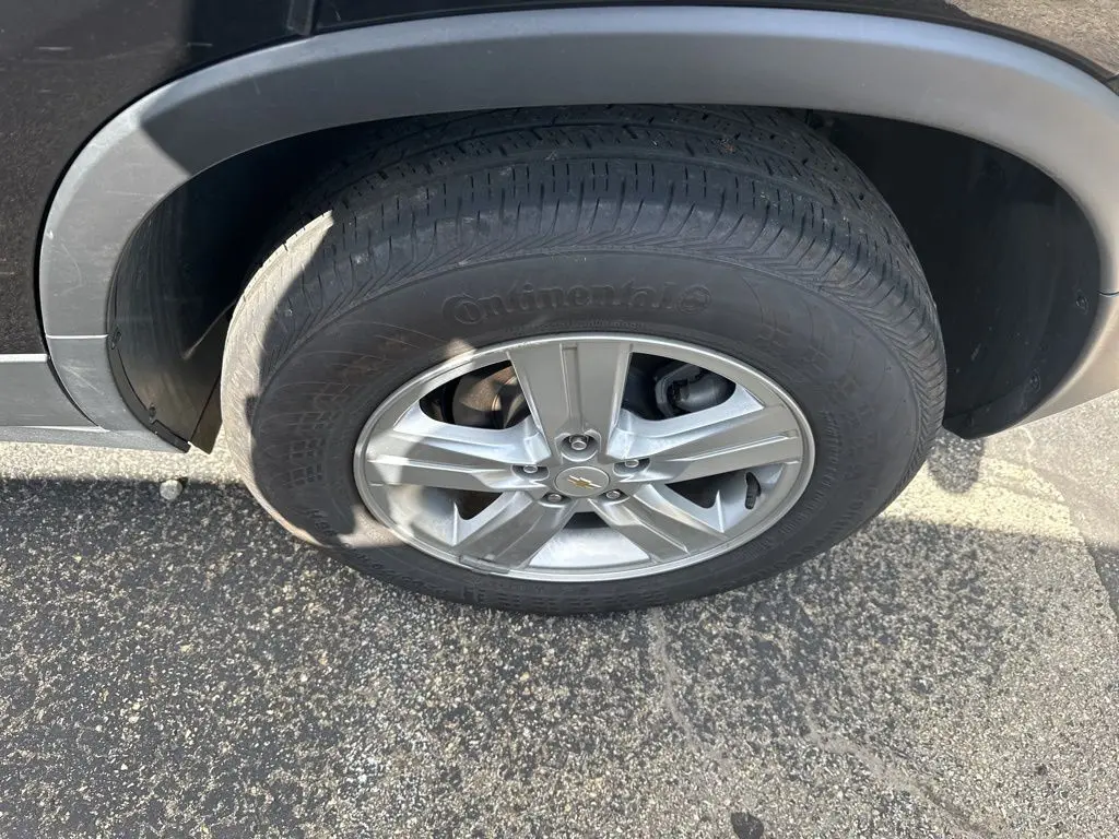2022 Chevrolet Trax LS photo 2