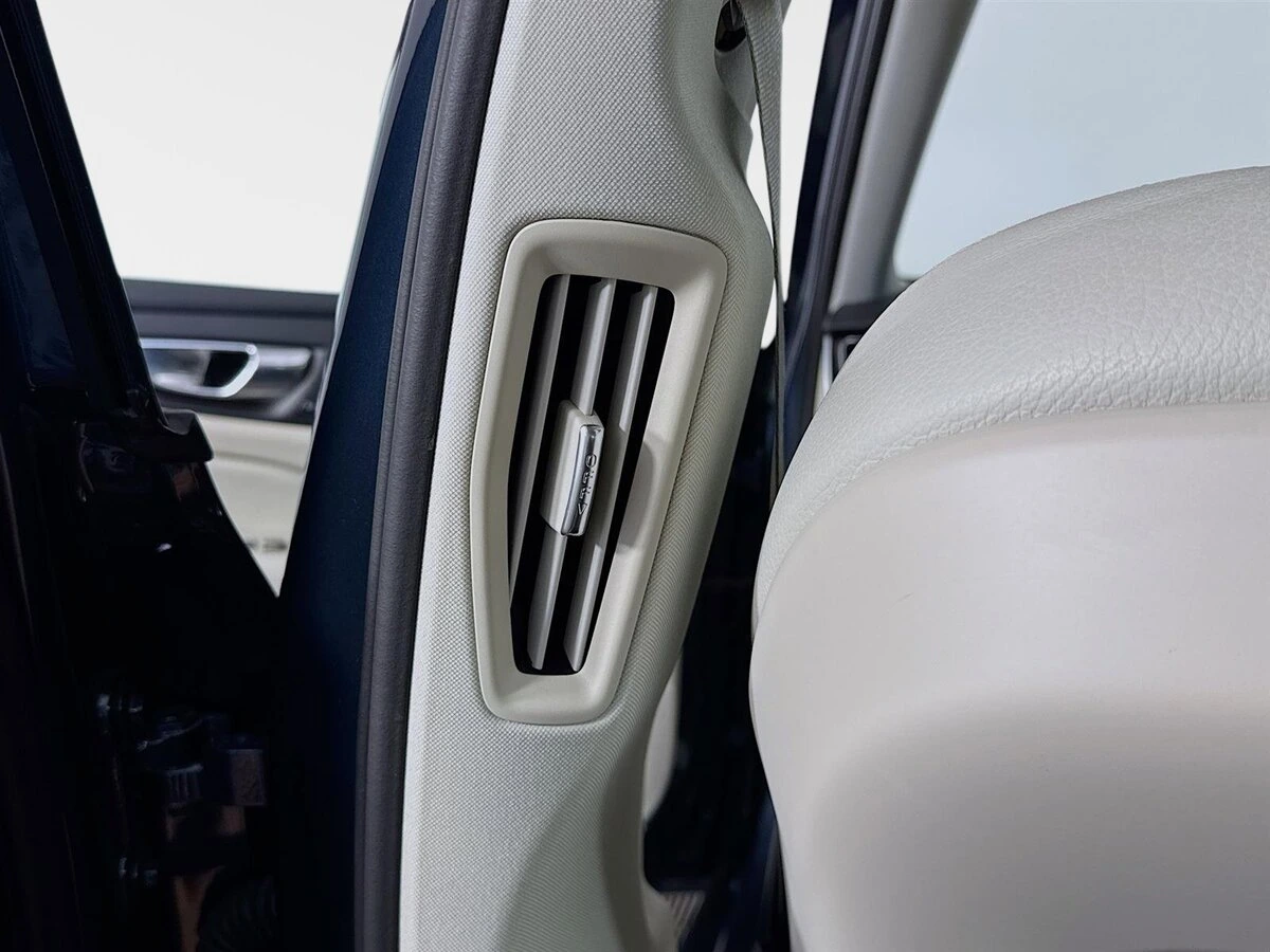 2021 Volvo - image 26