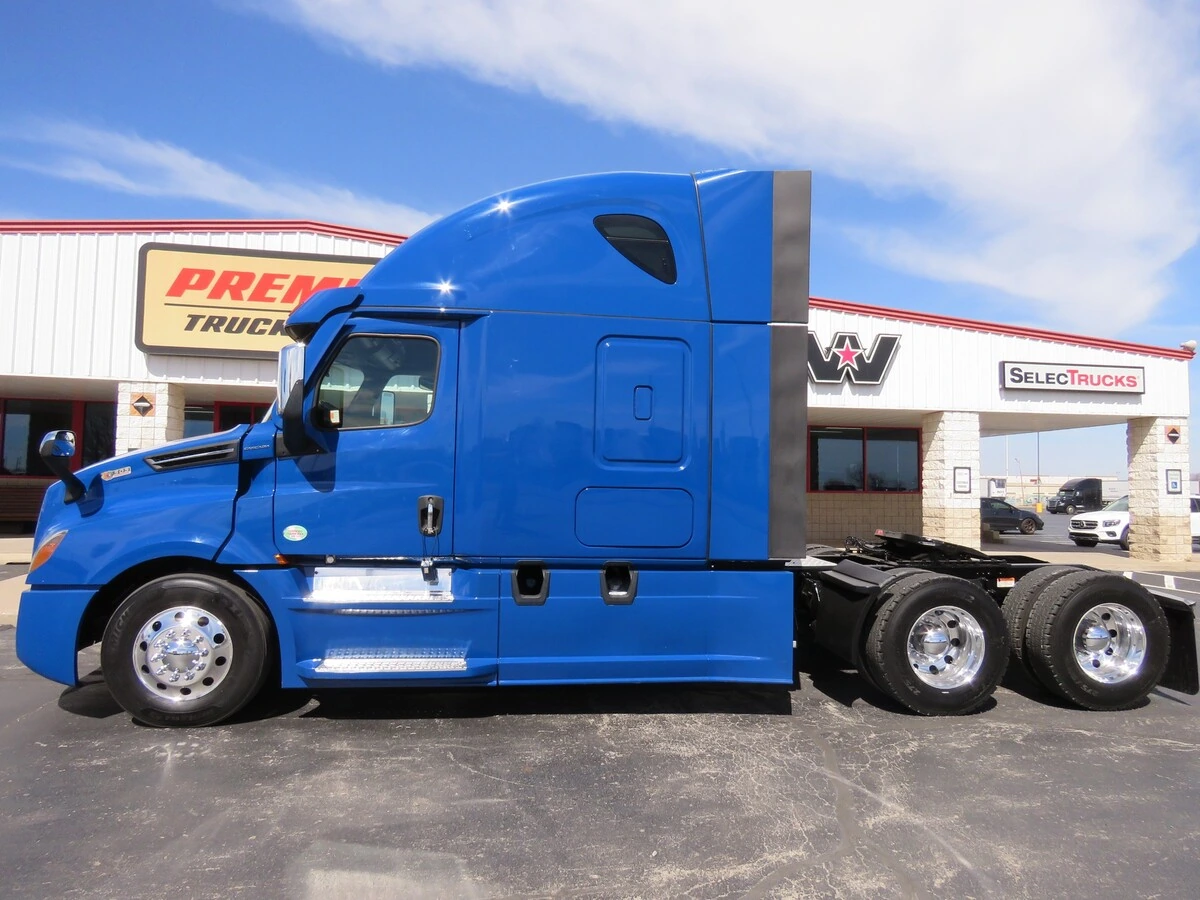 2022 Freightliner Cascadia - image 2