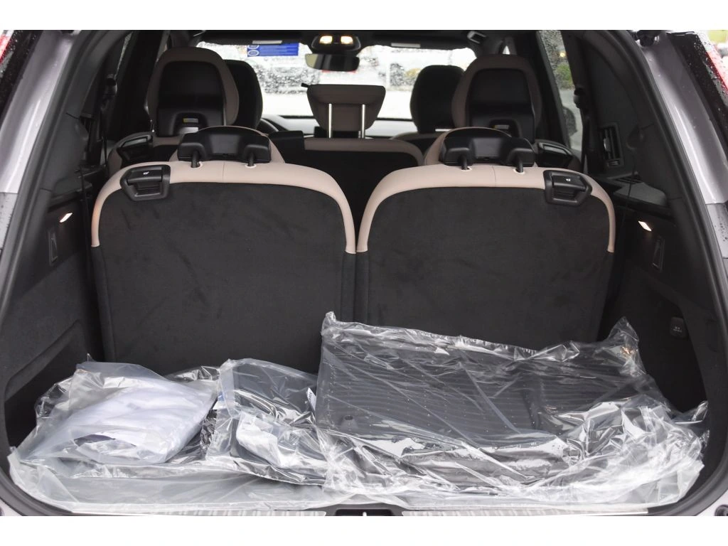 2026 Volvo - image 25