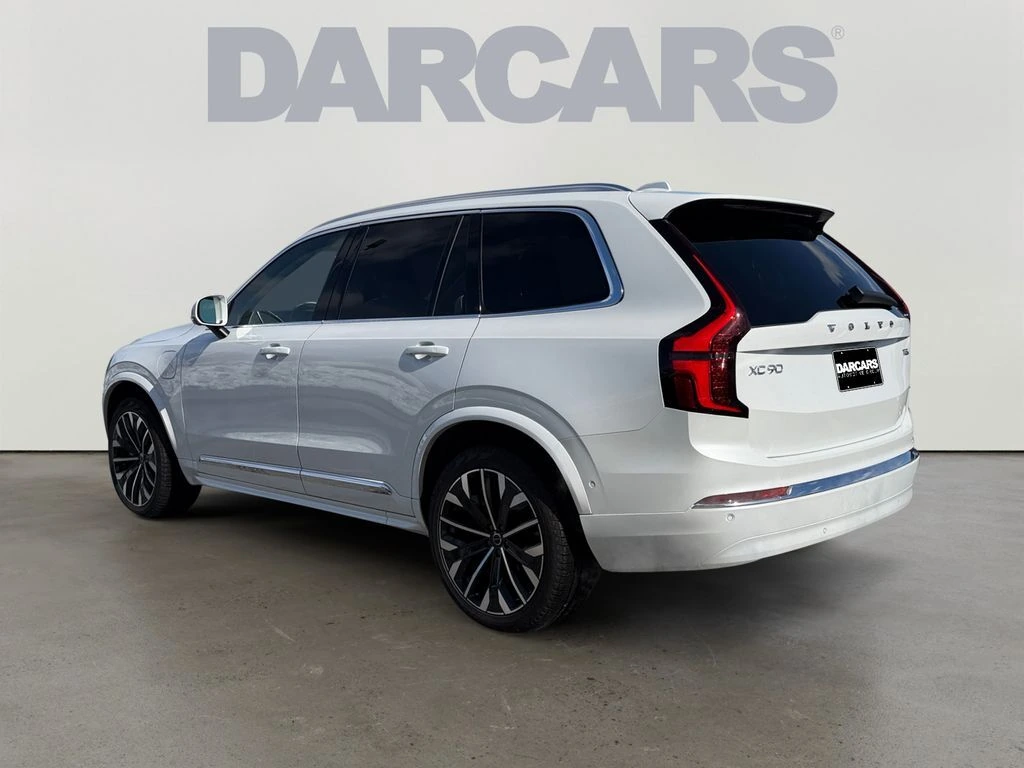 2025 Volvo - image 5