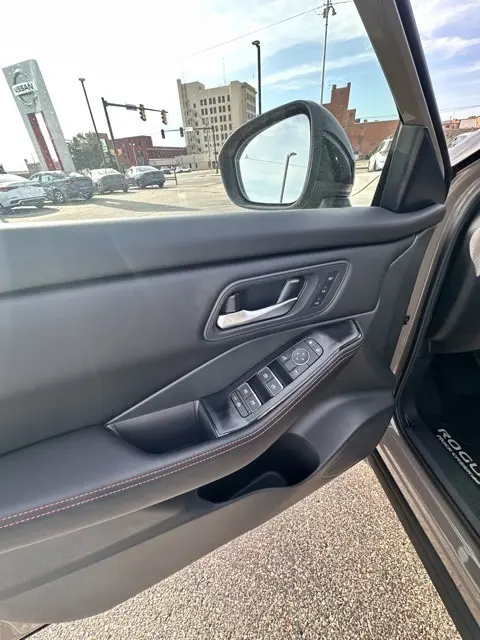 2026 Nissan Rogue SV photo 18