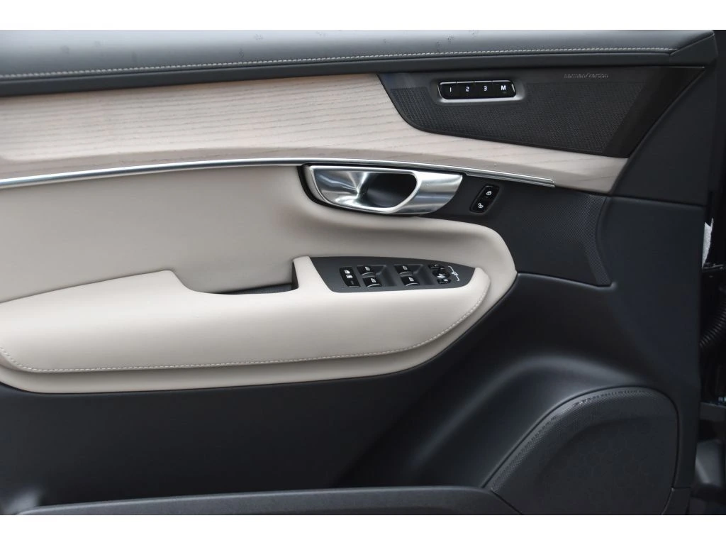 2026 Volvo - image 27