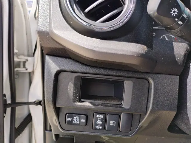 2018 Toyota Tacoma TRD Off-Road V6 photo 11
