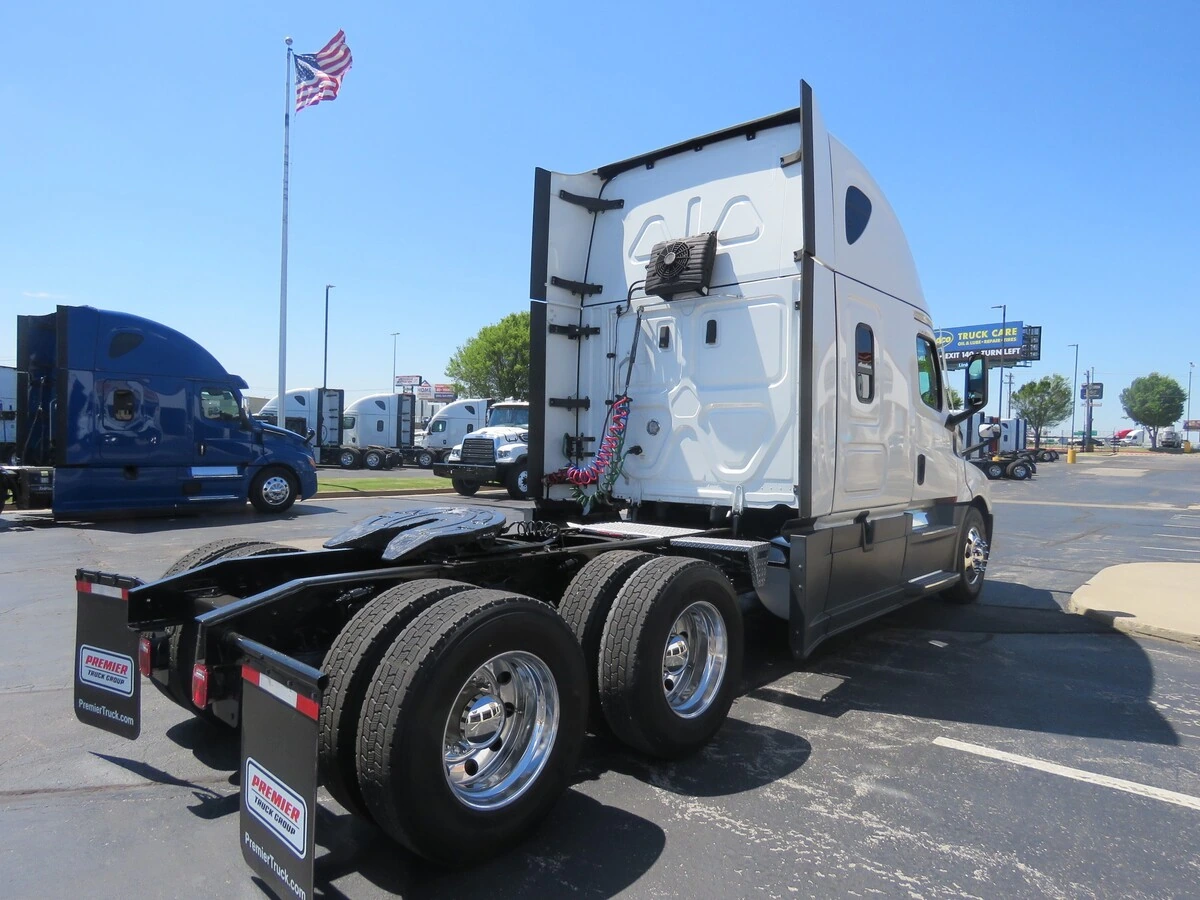 2023 Freightliner Cascadia - image 7