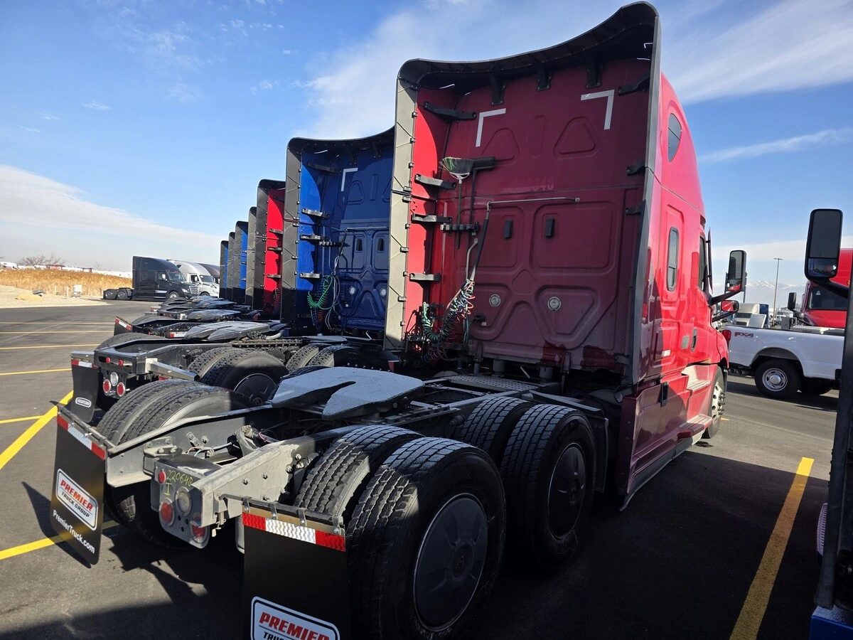 2022 Freightliner Cascadia - image 3
