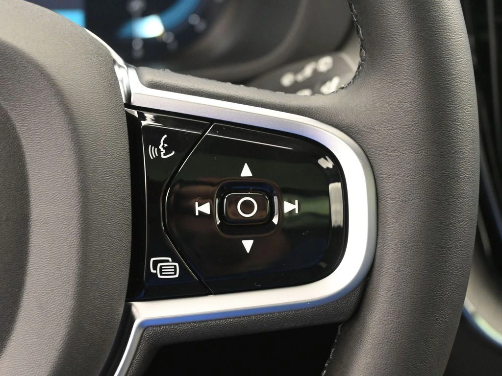 2025 Volvo - image 11