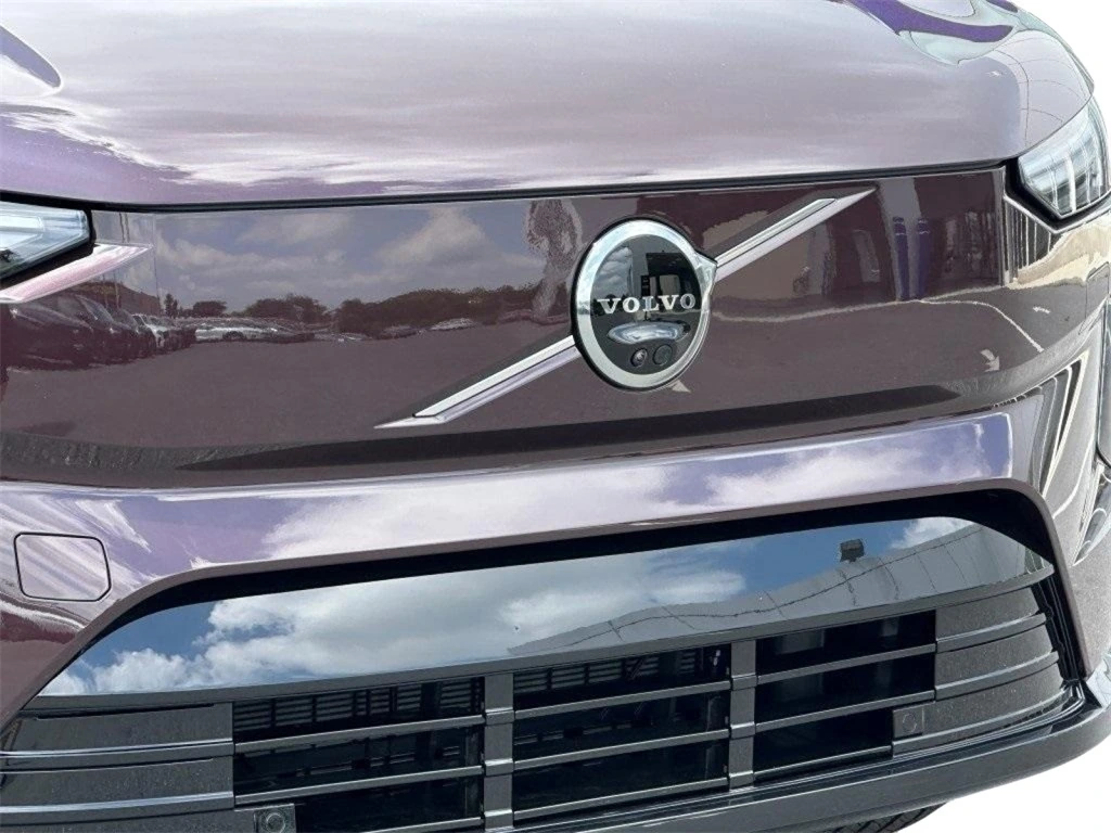 2025 Volvo - image 2